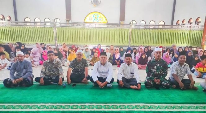
					Usai Shalat Jum’at, Forkopimcam Bukit Malintang Bagikan Santunan Anak Yatim