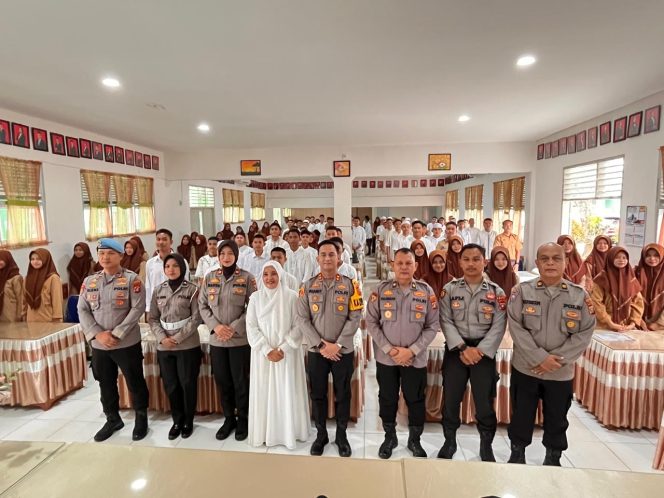 
					Gelar Sosialisasi di MAN 1 Madina, Kapolres AKBP Bagus Priandy Puji Kritisnya Siswa Terkait Hukum