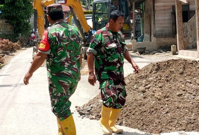 
					Sambut Arus Mudik Lebaran, Koramil 16 Batang Natal dan Tomasy Parlampungan Gotong Royong Tambal Jalan Berlubang