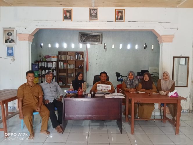 
					Hari Pertama Masuk Kerja, Kades Batahan I Arahkan Perangkat Desa Tertib Administrasi Penduduk