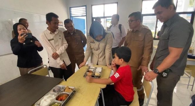 
					Pantau Pelaksanaan MBG di SLB, Wabup Madina Sempatkan Bercengkerama dengan Siswa