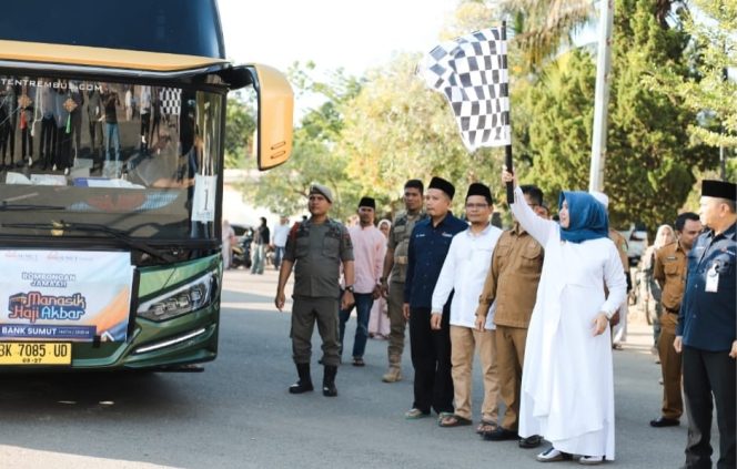 
					Lepas 133 Jemaah Manasik Haji Bank Sumut, Wabup Atika : Fokus Ibadah, Kurangi Main Medsos di Tanah Suci