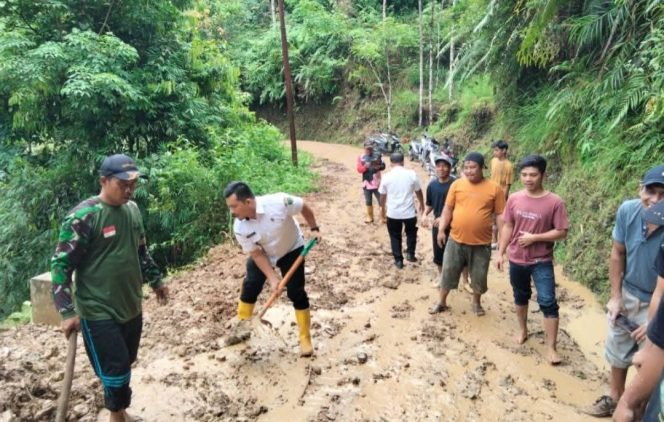 
					Akses Terputus Akibat Longsor, Forkopimcam Batang Natal Gerak Cepat Bersihkan Jalan Desa Ampung Julu