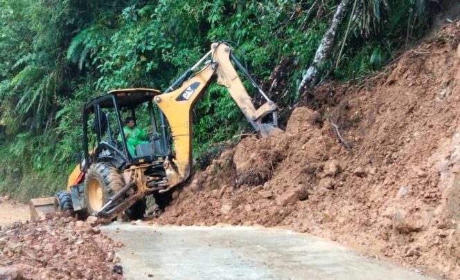 
					Gerak Cepat Bupati Madina, Akses Jalan Desa Ampung Julu Kembali Terbuka Pasca Longsor