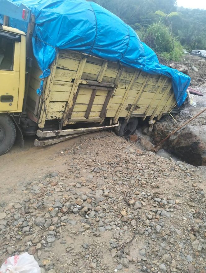 
					Jalan Provinsi Sopotinjak – Bulu Soma Rusak Parah dan Amblas, Pengguna Jalan Kecewa