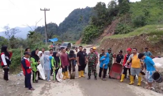 
					Sambut Jemaah Haji, Camat Batang Natal Instruksikan “Corvee” Massal di Titik Longsor Sopotinjak-Bulusoma