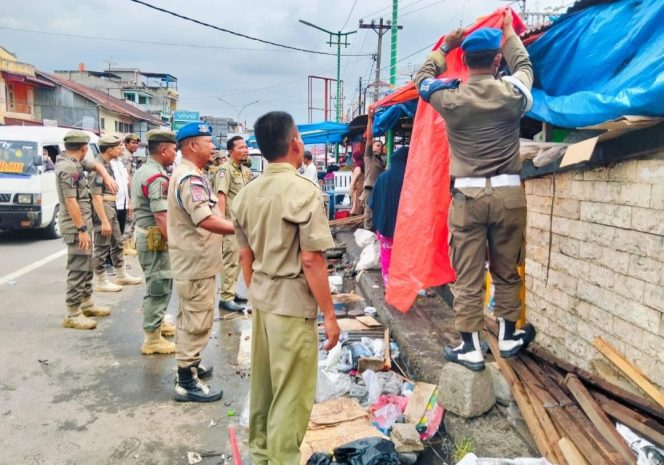 
					Satpol PP Madina Mulai Tertibkan PKL di Sepanjang Jalinsum untuk Estetika dan Ketertiban Umum