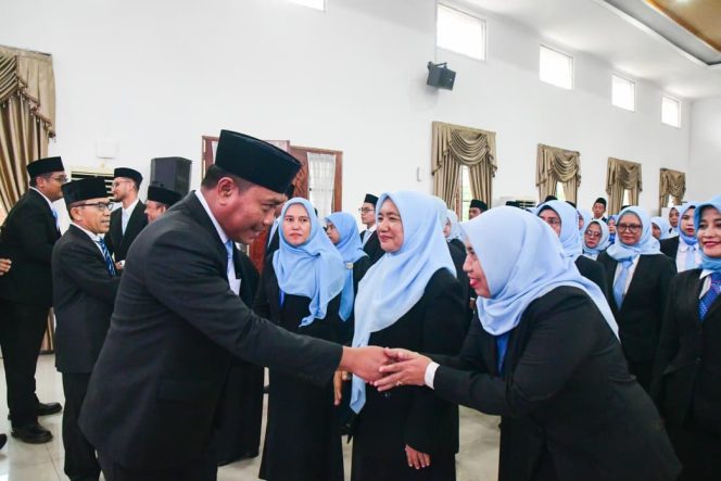 
					Lom Lom Suwondo Lantik 120 ASN. Kepala sekolah yang terbanyak
