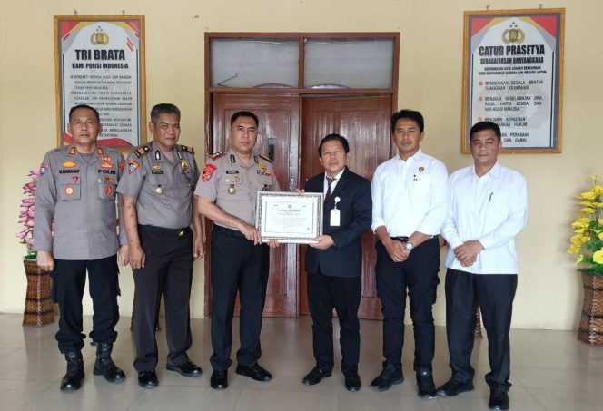 
					Direktur Eksekutif Lembaga Kajian Strategis Kepolisian Indonesia Beri Presisi Award Kepada Polres Palas