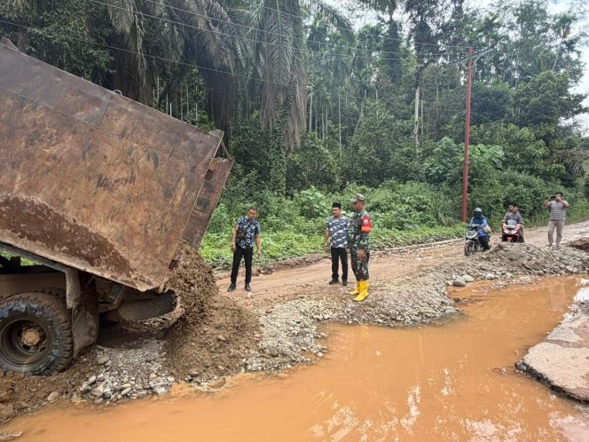 
					Forkopimcam Lingga Bayu, TNI dan PT Maduma Tambal Jalan Rusak di Ruas Jembatan Merah – Simpang Gambir