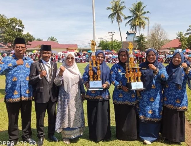 
					Usai Upacara Bendera Peringatan Hardiknas Ke 67 Panitia Serahkan Hadiah Untuk Bagi Pemenang Lomba