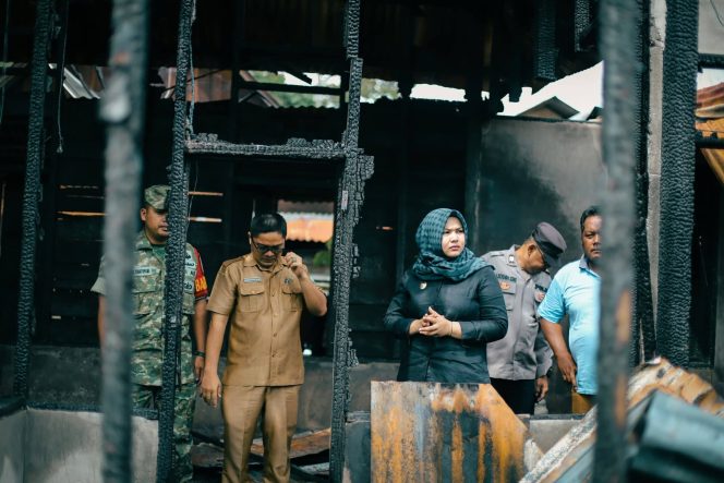
Wabup Madina Serahkan Bantuan Korban Kebakaran, Kaji Asuransi Rumah