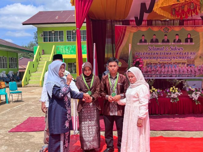 
					Pelepasan Siswa Kelas XII MAN 4 Madina Penuh Haru