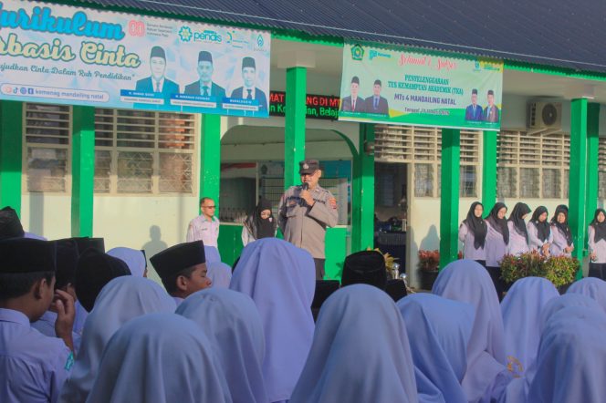 
Arahan  Polsek Siabu Melalui Kanit Binmas Aiptu Naamuddin Siregar  Dalam Agenda Police Go To School