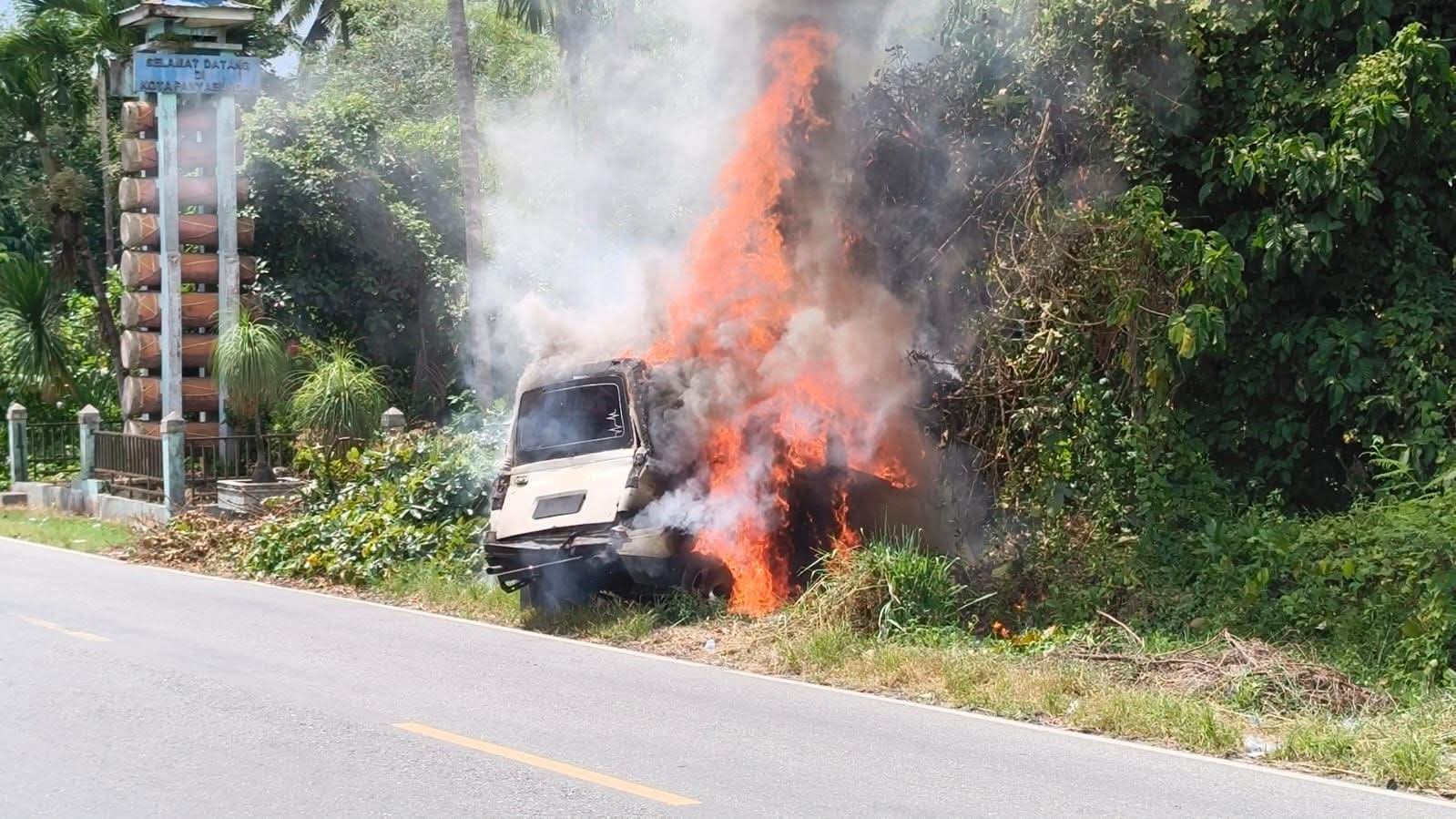 Satu Unit Angkot Terbakar di Depan SPBU Saba Purba Mandailing Natal