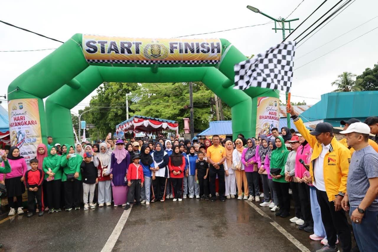 Bupati Saipullah Lepas Jalan Santai HUT Bhayangkara ke-80, Ratusan Warga Padati Taman Kota Panyabungan