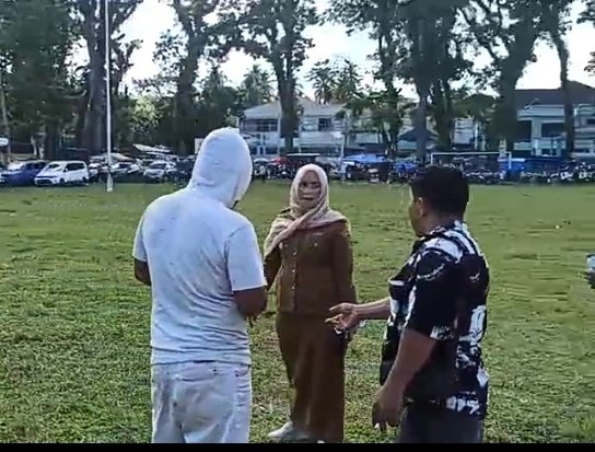 Masyarakat Mendukung Camat Natal Turun Langsung Tertibkan Kendaraan Parkir Sembarangan di Lapangan Merdeka