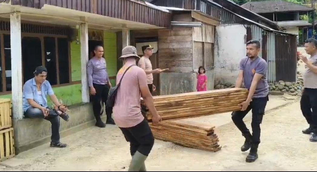 Personel Polsek Linggabayu Laksanakan Kerja Bakti Perbaikan Jembatan Merah Putih Presisi Polri di Desa Lancat