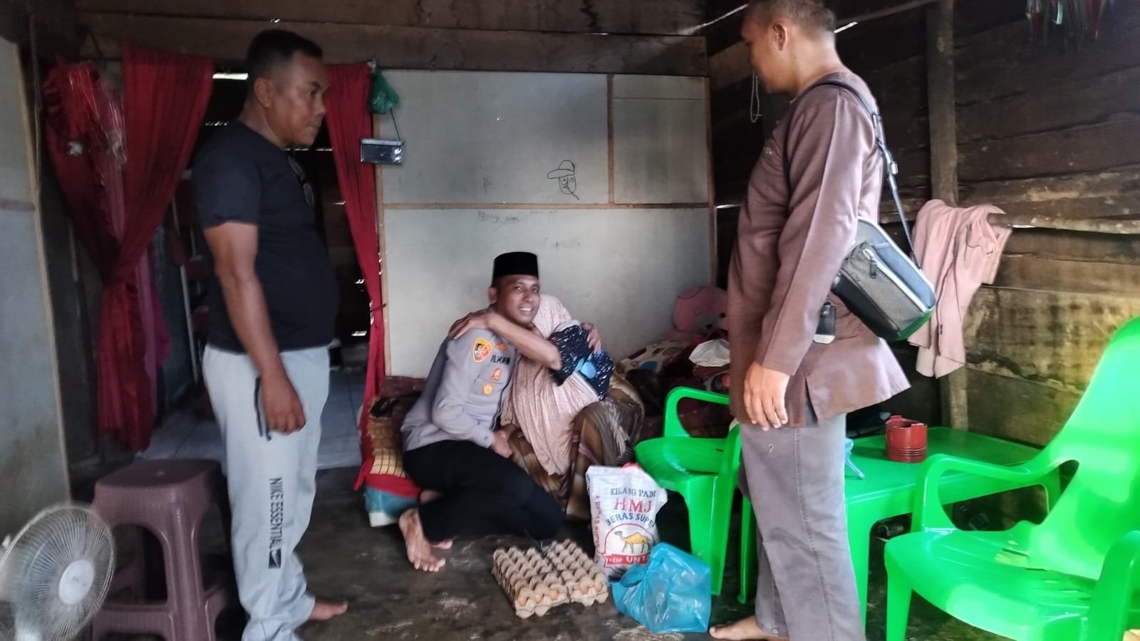 Kapolsek Bersama Personel Polsek Lingga Bayu Gelar Jum’at Berbagi di Desa Bonca Bayuon