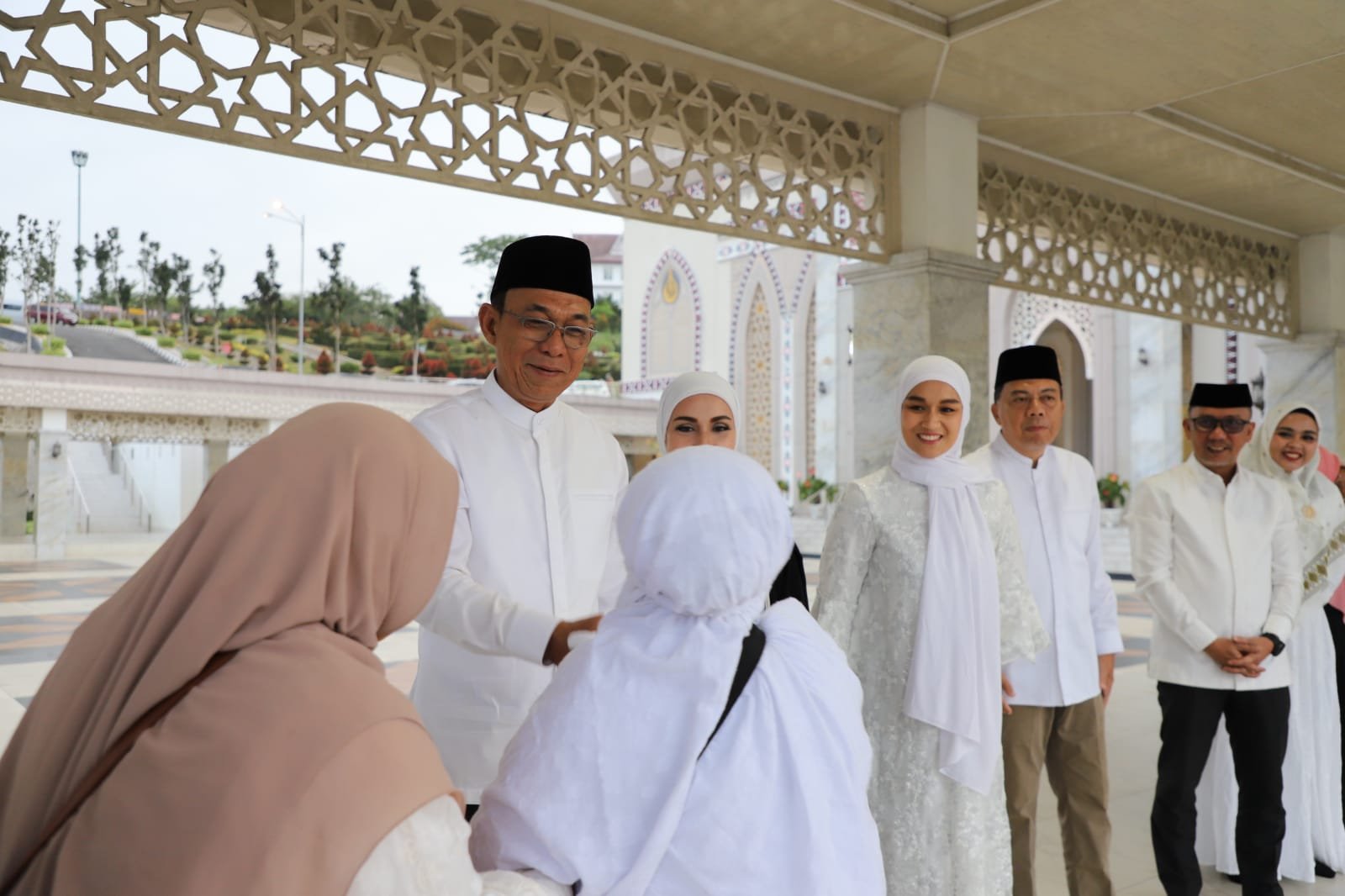 Bupati Gus Irawan Sambut Kepulangan Jemaah Haji Kloter 5, Asal Tapsel