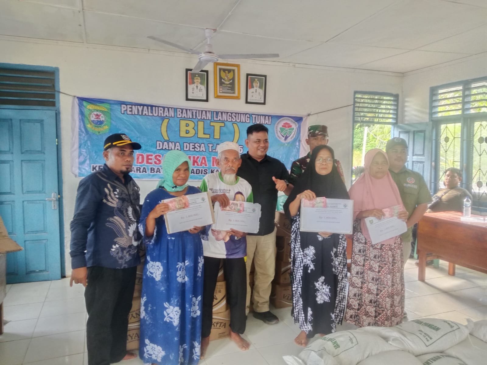 Kepala Desa Suka Makmur Salurkan Bantuan Dana Desa untuk Masyarakat Kurang Mampu