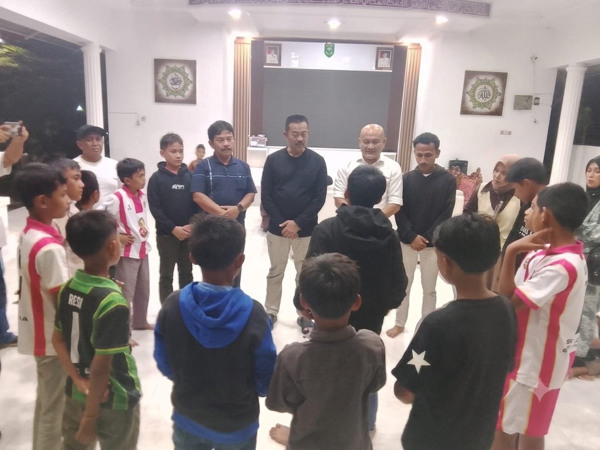 Bupati Madina Saipullah Nasution Lepas SSB Bina Putra U-12 Bertanding ke Piala Presiden di Medan