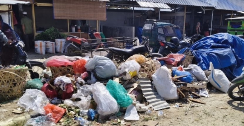 Pedagang Los Pasar Baru Panyabungan Keluhkan Tumpukan Sampah dan Tembok Belakang yang Rawan Maling