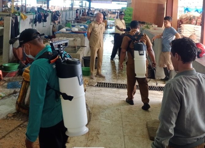 Cegah Vektor Penyakit, Dinkes Mandailing Natal Semprot IRS di Pasar Baru Panyabungan