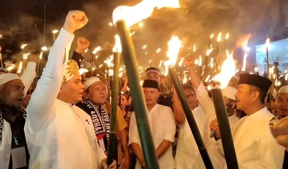 Sambut Tahun Baru Islam, Ribuan Masyarakat Pawai Obor, Bupati Madina : Lawan Narkoba Mulai dari Rumah