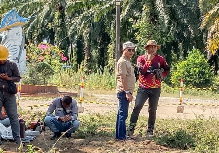 Camat Batahan Pantau Perbaikan Jembatan Yang Rusak di Kelurahan Pasar Baru,Humas Perusahaan Bungkam