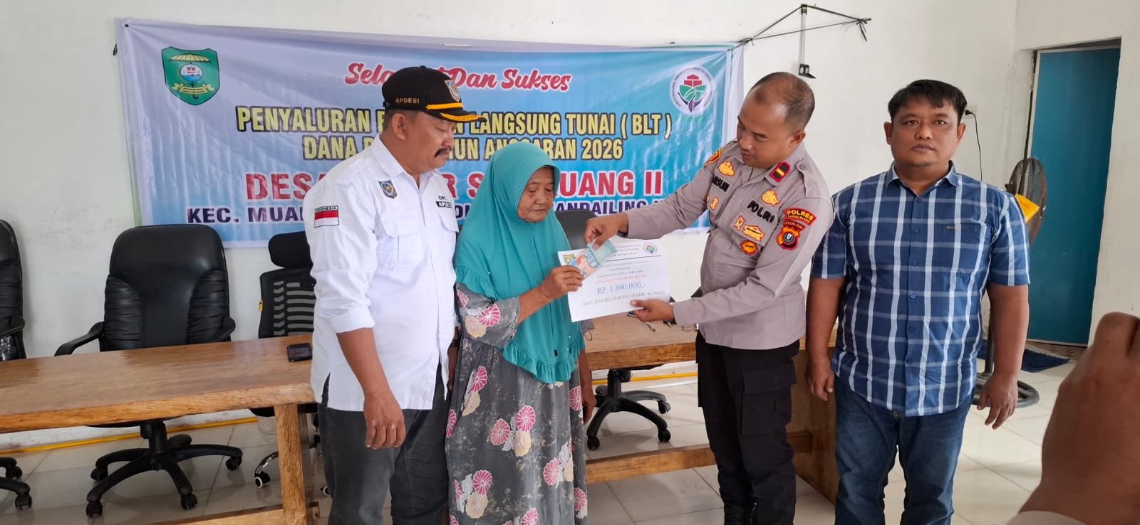 Kapolsek MBG Dampingi Penyaluran (BLT-DD) T.A. 2026,Hari ini di Desa Pasar Singkuang ll