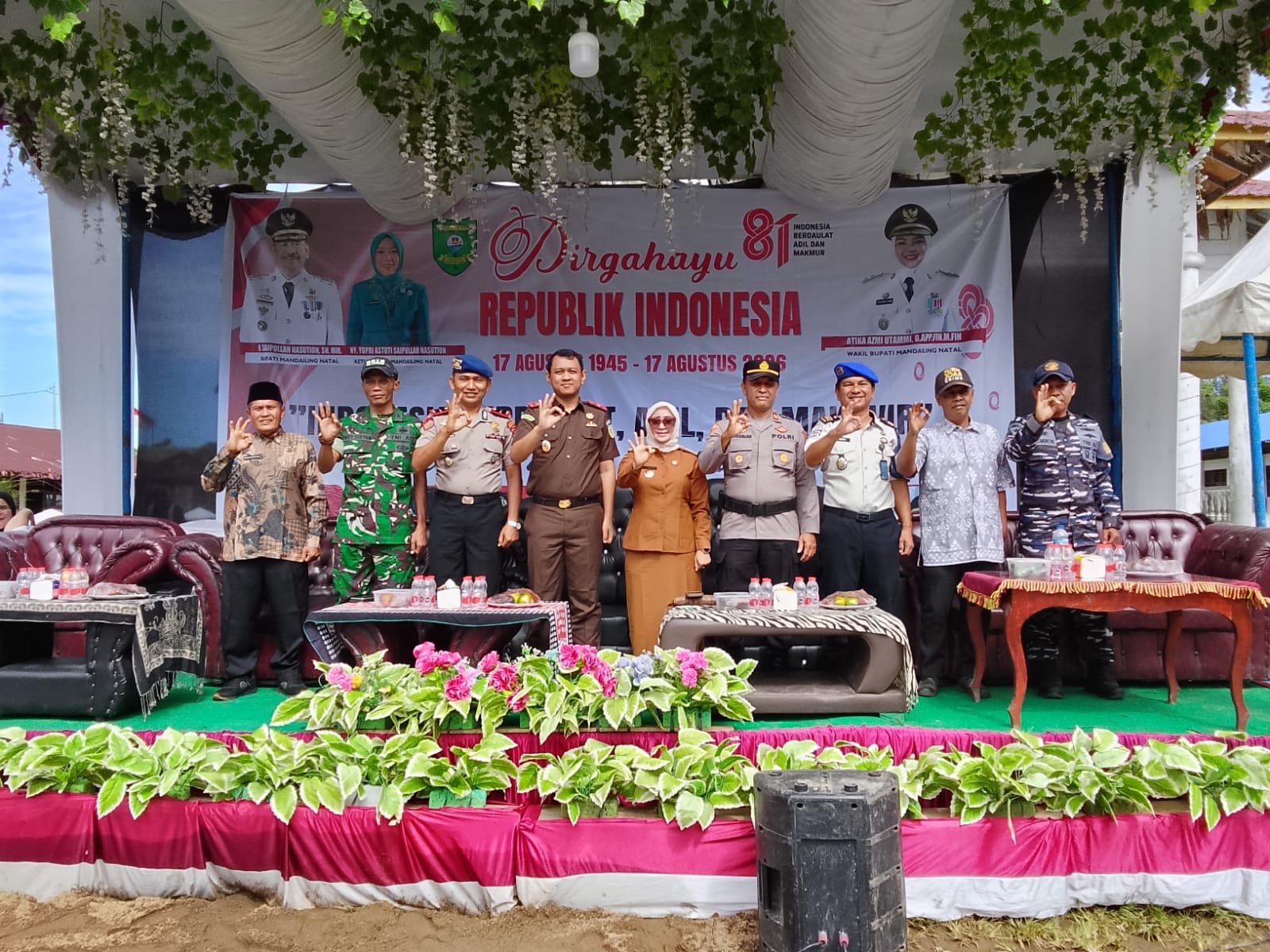 Tampilkan Miniatur Rumah Gadang dan Hasil Laut, Karnaval HUT RI di Natal Pukau Warga