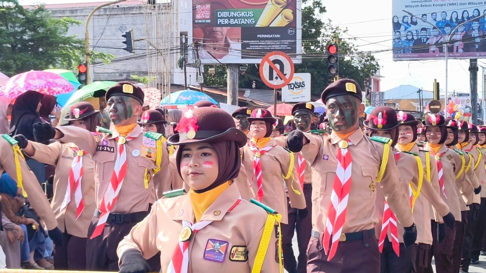 Pukau Bupati dan Tamu Undangan, SMA N 2 Plus Panyabungan Unjuk Kebolehan pada Defile HUT ke-81 RI
