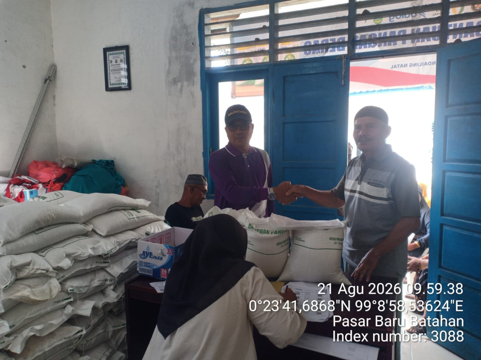 Camat Batahan H Zulkifli Zaini Dahlan S sos bagikan Beras PBP Secara Simbolik