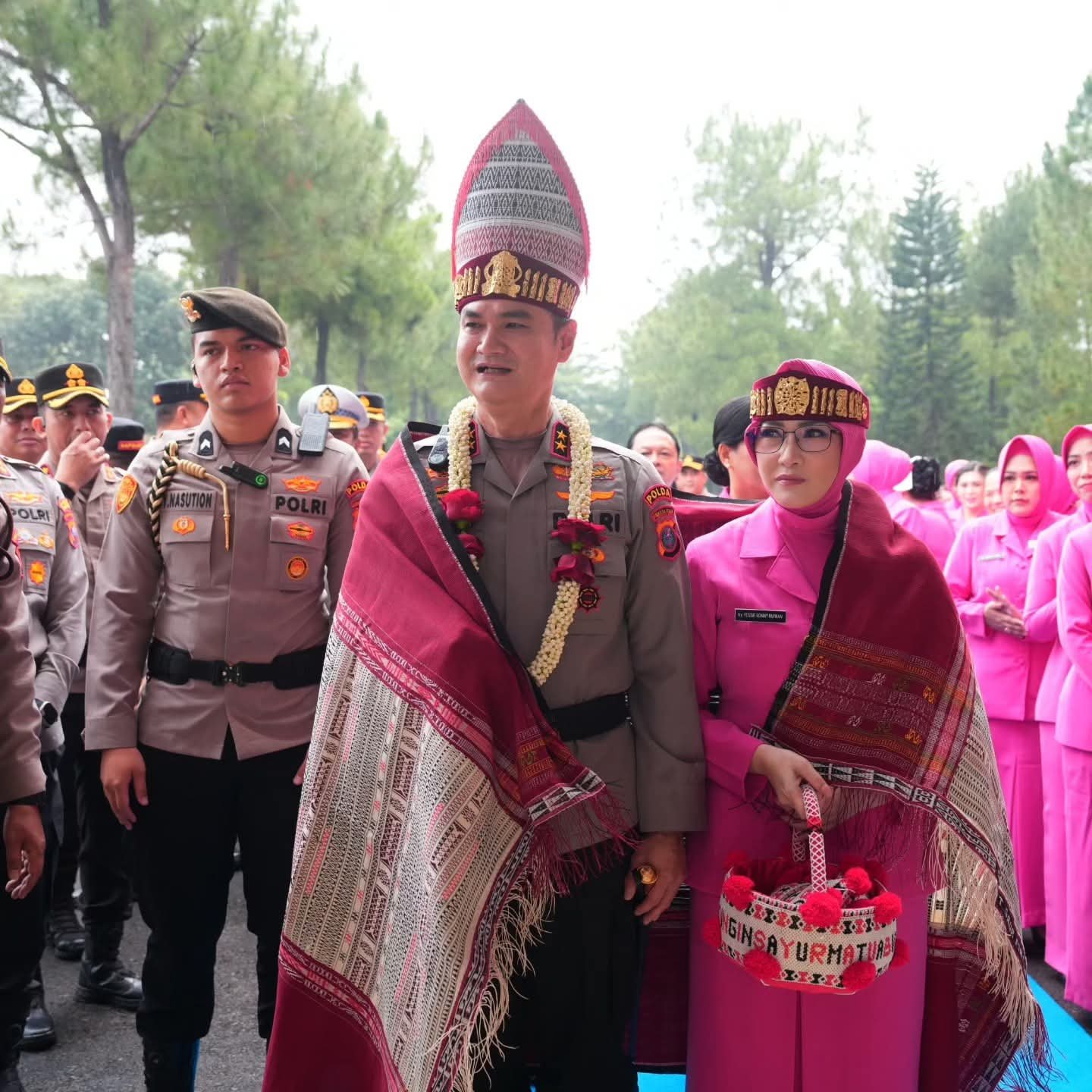 Resmi Pimpin Polda Sumut, Irjen Pol Sonny Irawan Disambut Ulos dan Tarian Tradisional